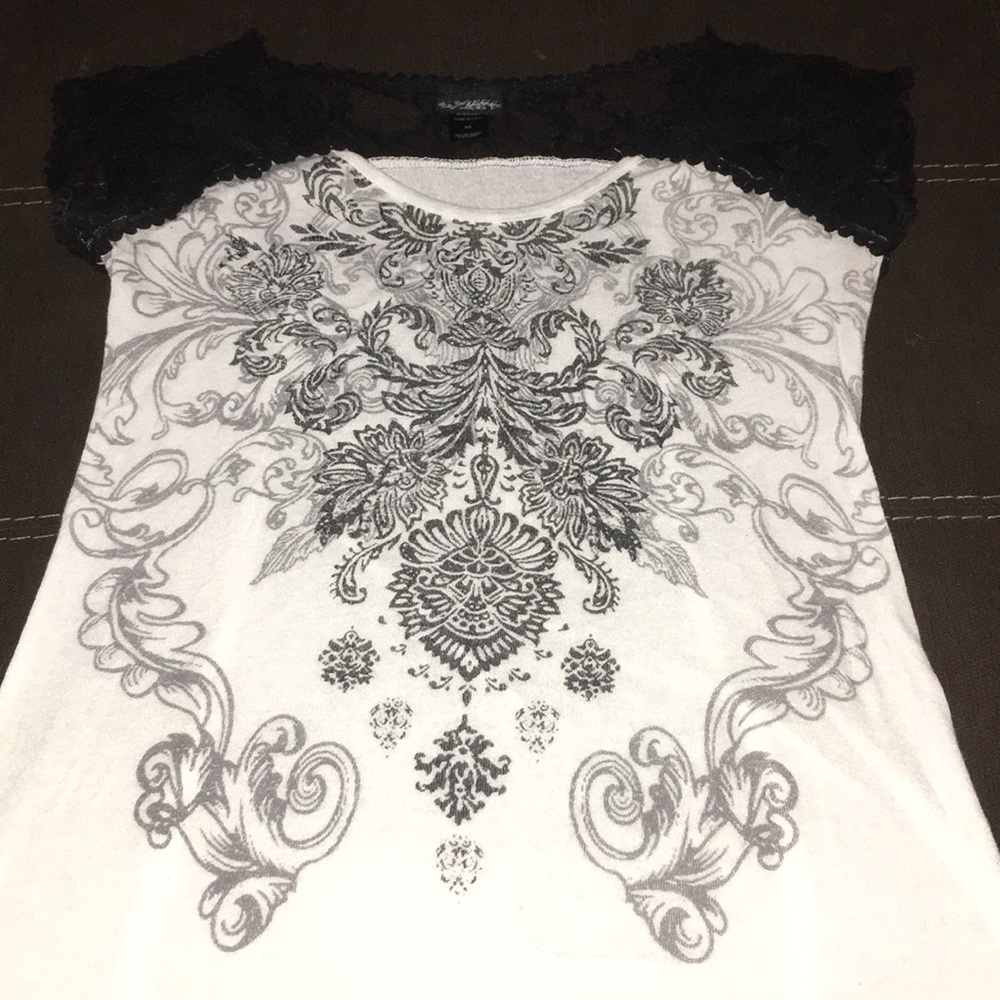 While/black patterned top with sheer lace sleeves